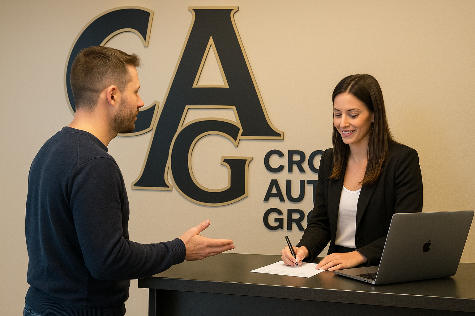 Cliente alla reception della carrozzeria Croce Auto Group mentre prende appuntamento con la segretaria – Roma Tiburtina, Settecamini, Setteville, Case Rosse, Guidonia.