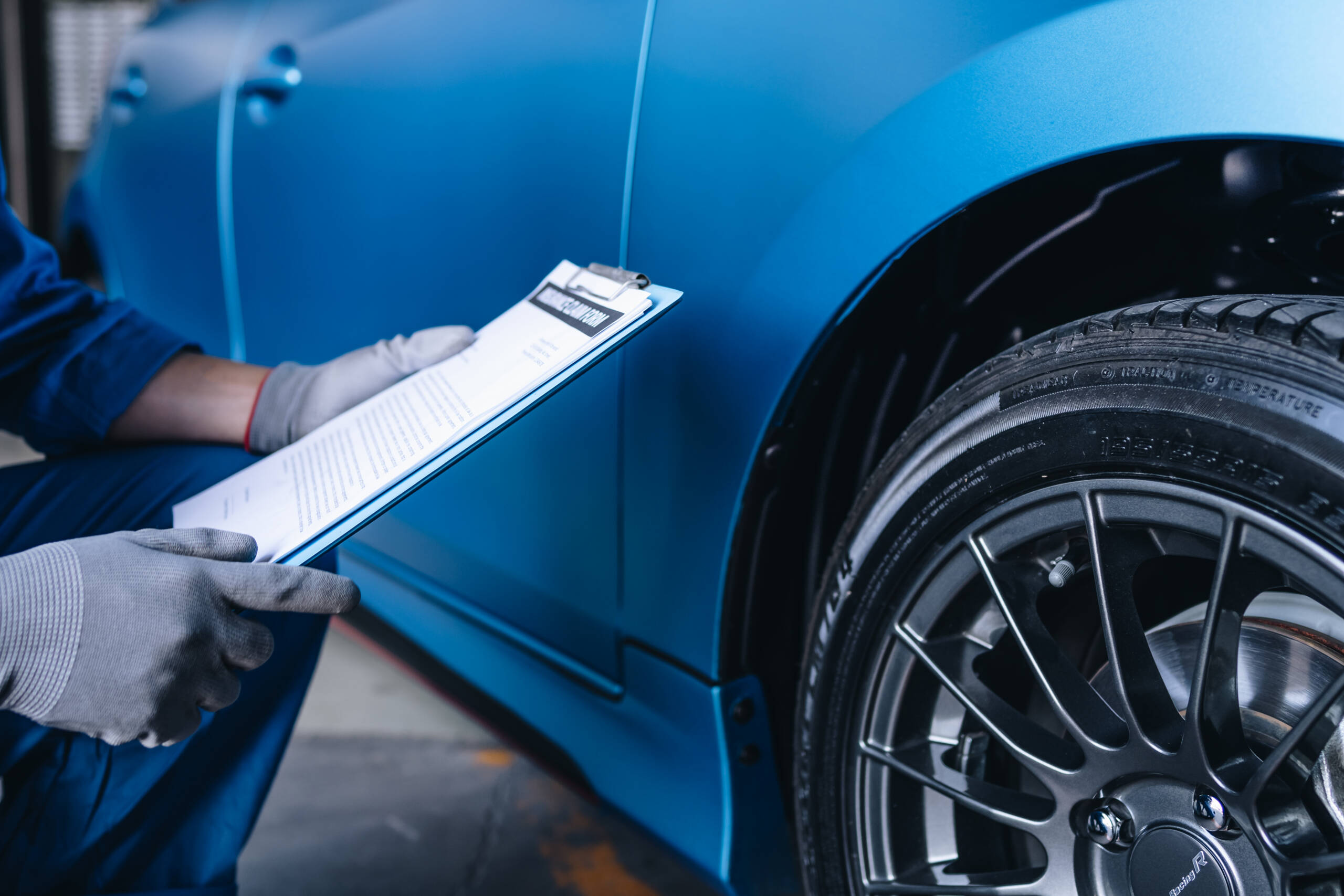 Responsabile carrozzeria Croce Auto Group che spunta e firma la checklist cartacea 50 punti prima della consegna del veicolo al cliente.