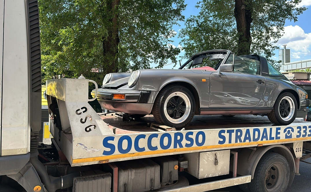 Operatore CAG Croce Auto Group alla guida di un carroattrezzi aziendale durante un intervento di traino auto in zona Roma Est. Servizio soccorso stradale rapido e certificato su tutte le marche.