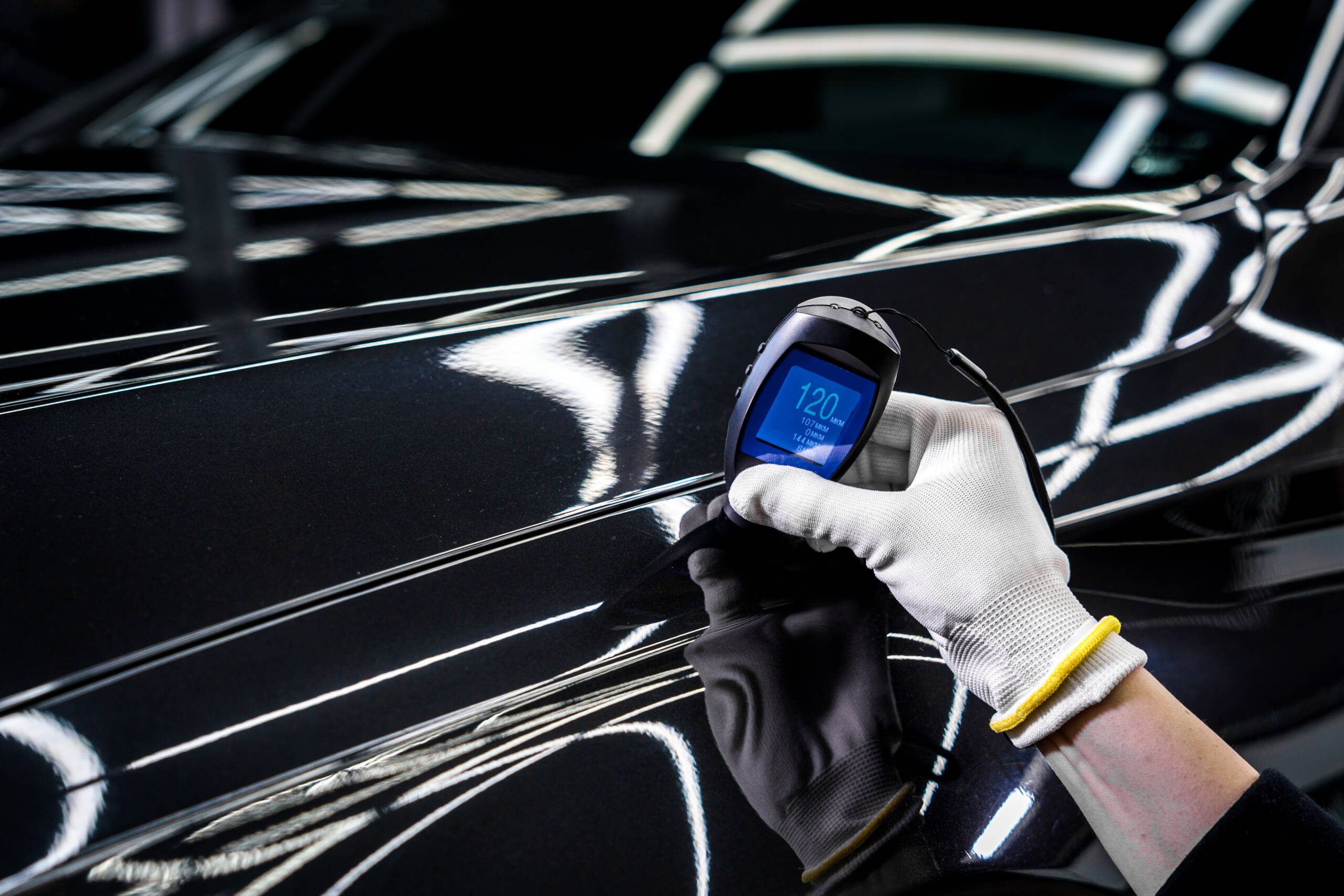 Tecnico verniciatore Croce Auto Group mentre calibra il fondo e controlla la cottura in forno durante il processo di verniciatura BASF certificata OEM.